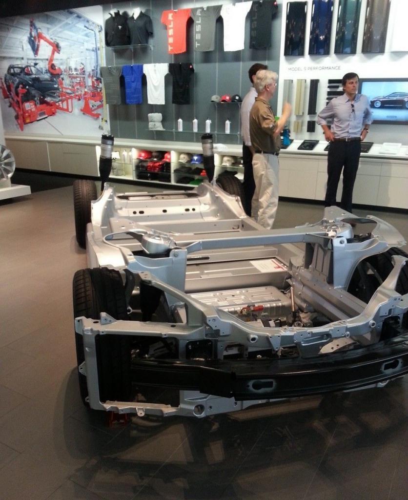 Автосалон Tesla в Калифорнии