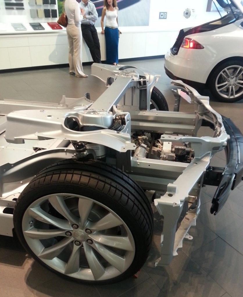 Автосалон Tesla в Калифорнии