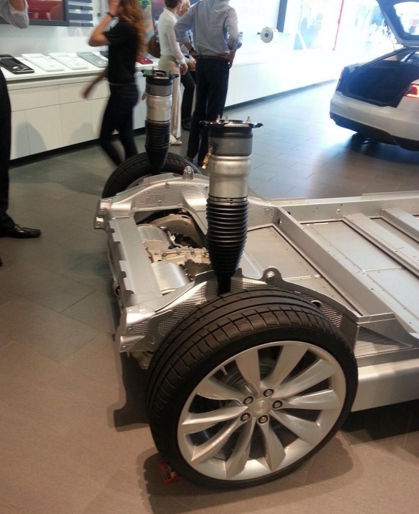 Автосалон Tesla в Калифорнии