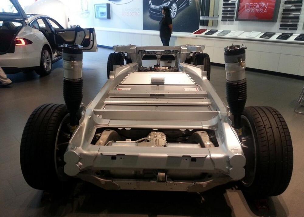 Автосалон Tesla в Калифорнии