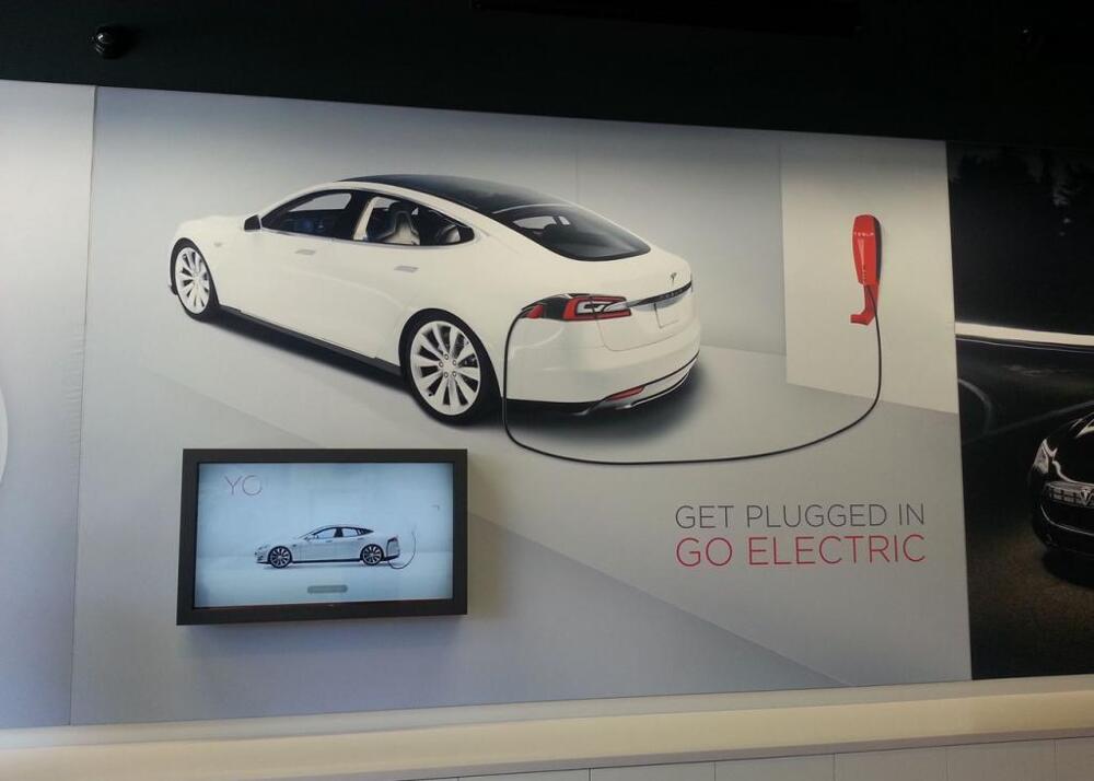 Автосалон Tesla в Калифорнии