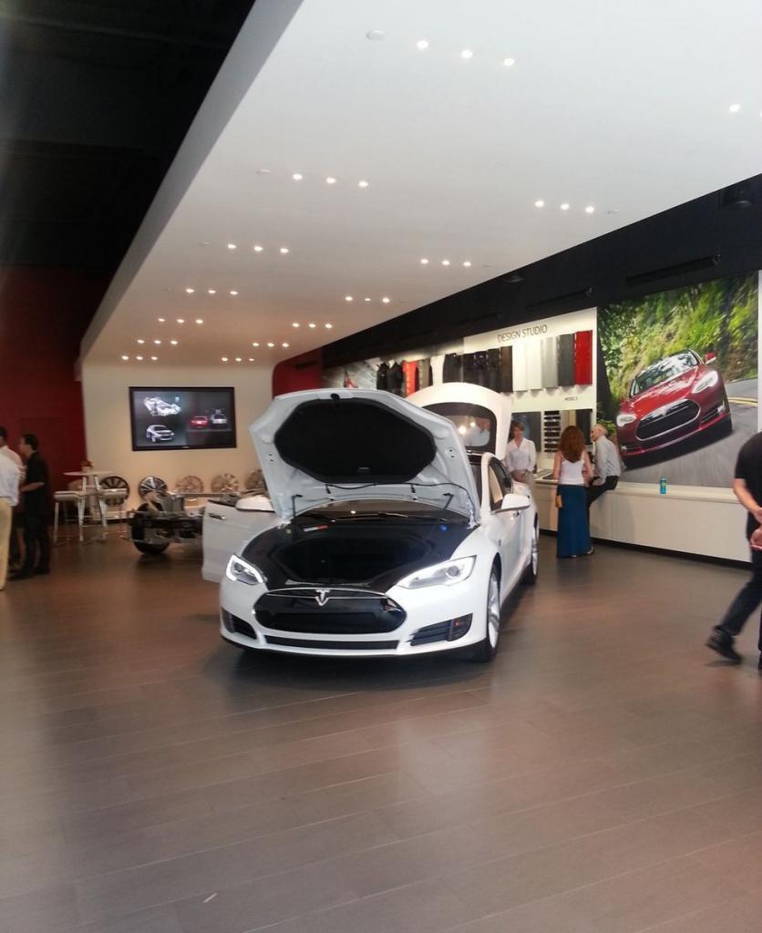 Автосалон Tesla в Калифорнии