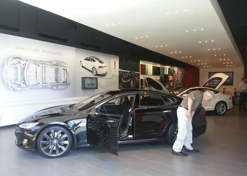 Автосалон Tesla в Калифорнии