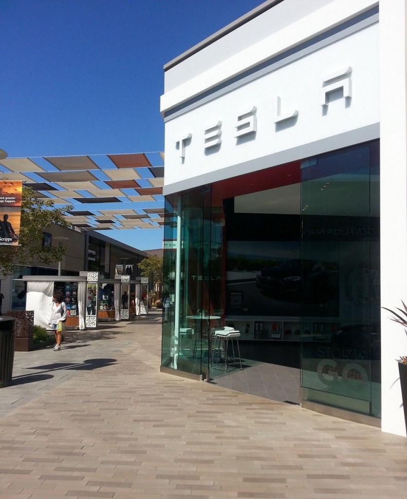 Автосалон Tesla в Калифорнии