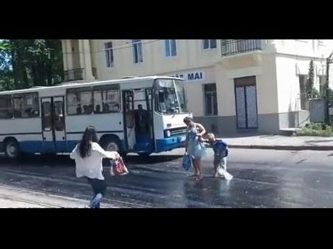 Pedestrians glued to the asphalt Пешеходы прилипли к асфальту 