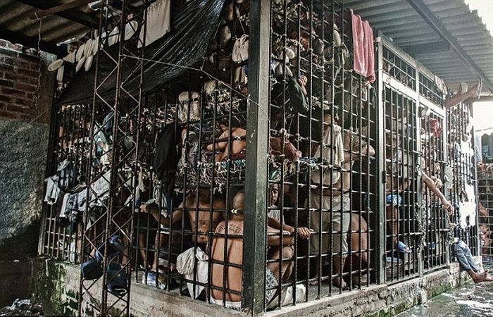 Обитатели клеток в сальвадорской тюрьме