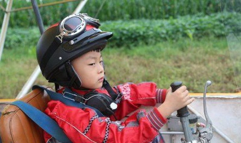  5-летний китаец в одиночку смог покорить небо на самолете 