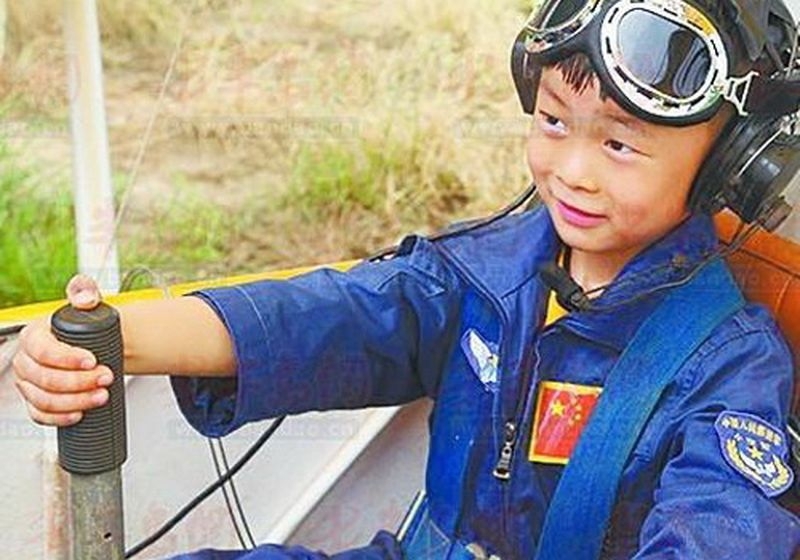  5-летний китаец в одиночку смог покорить небо на самолете 