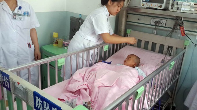 Малыш пробил голову ножницами