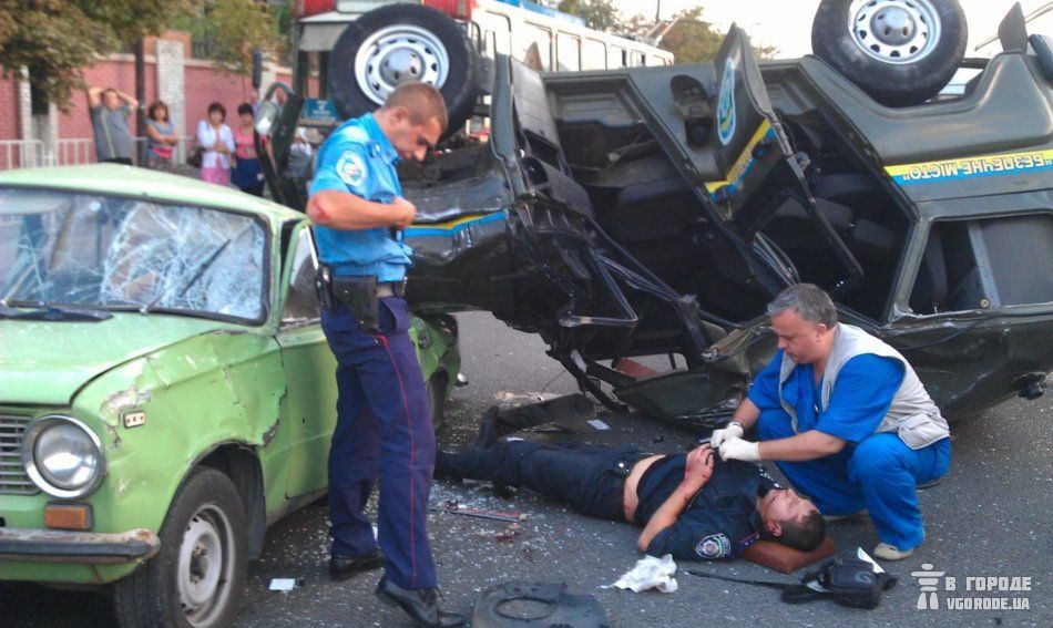 В Днепропетровске милицейский УАЗ столкнулся сразу с тремя машинами 