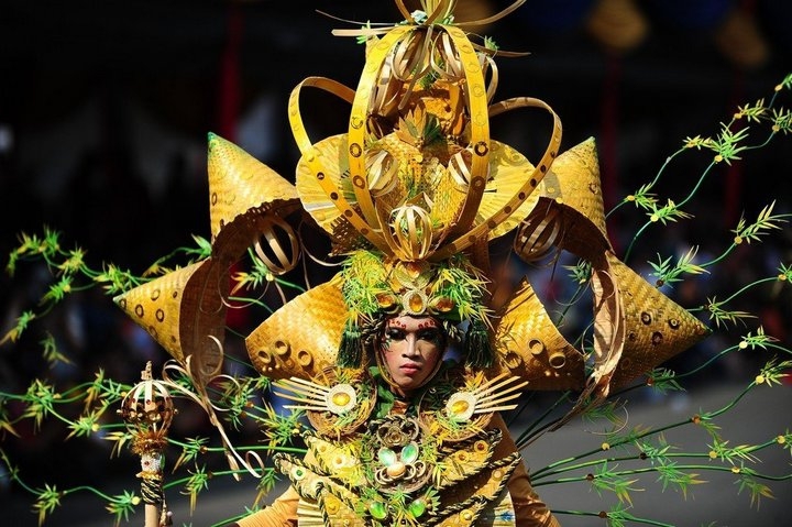 Яркий карнавал в Индонезии