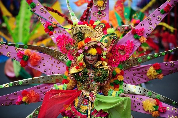 Яркий карнавал в Индонезии
