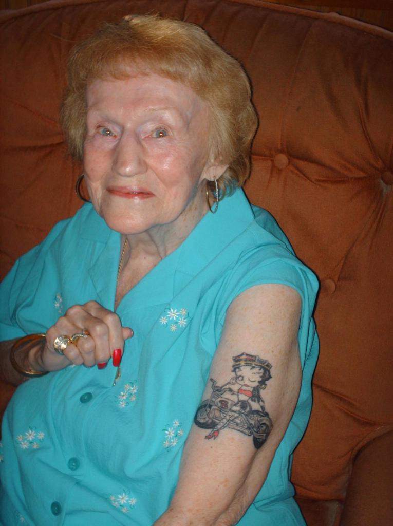87-ми летняя бабуля набила тату