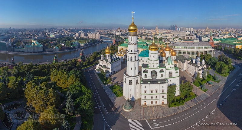 Пролетая над Московским Кремлём