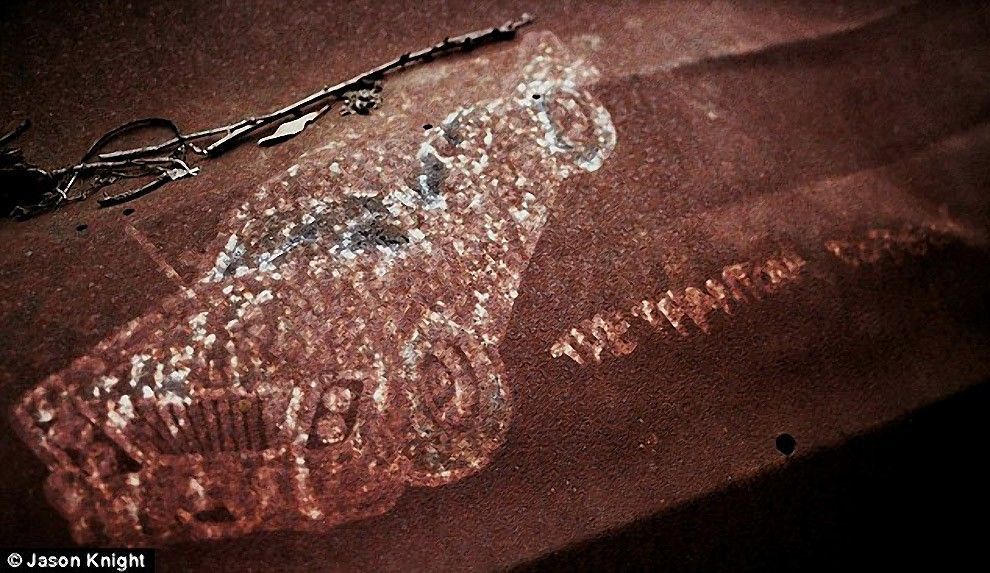 Разбитые автомобили на обрывах шоссе