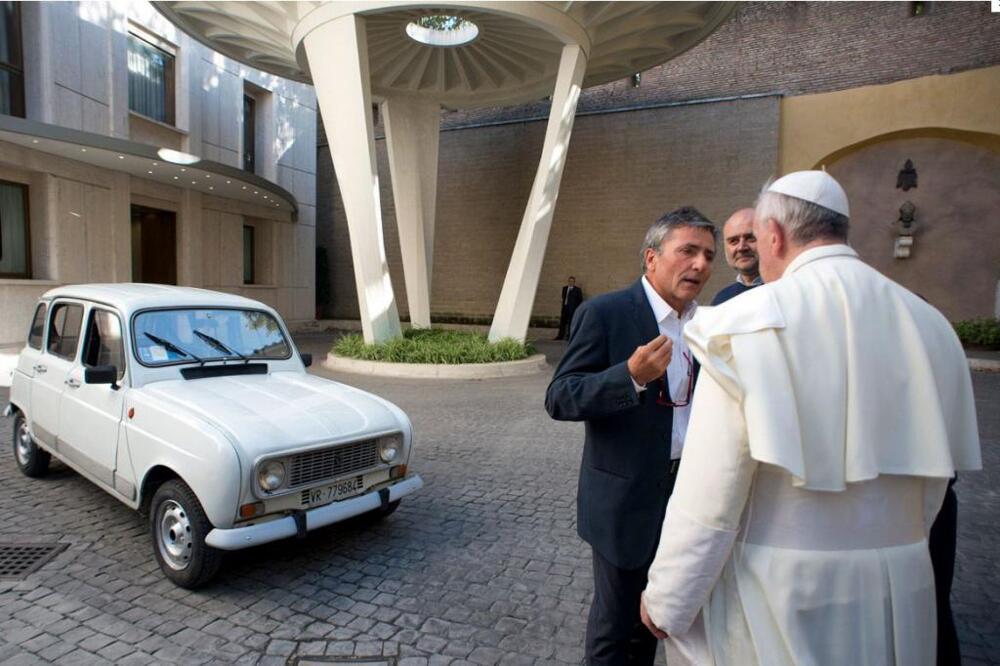 Папа Римский стал обладателем подержанного автомобиля Renault 4