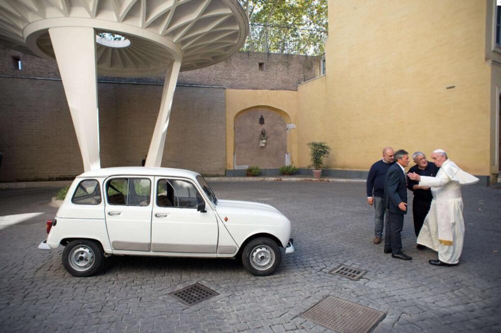 Папа Римский стал обладателем подержанного автомобиля Renault 4
