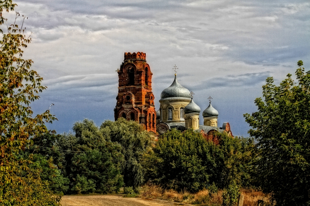 Церковь Михаила Архангела в селе Средний Карачан, Воронежской области.