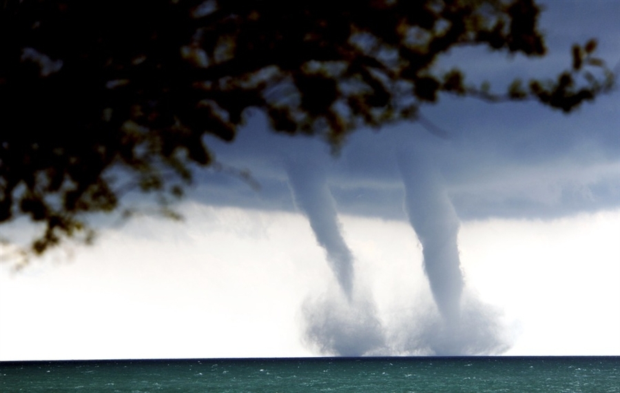 Мощный двойной торнадо на озере Мичиган в США