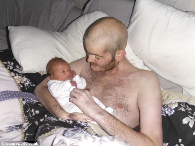 Последним желанием солдата было поддержать новорожденную дочь на руках