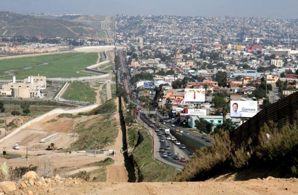 Стена-граница между Мексикой и США