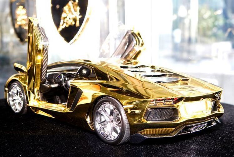 В Дубае продадут золотой Lamborghini Aventador