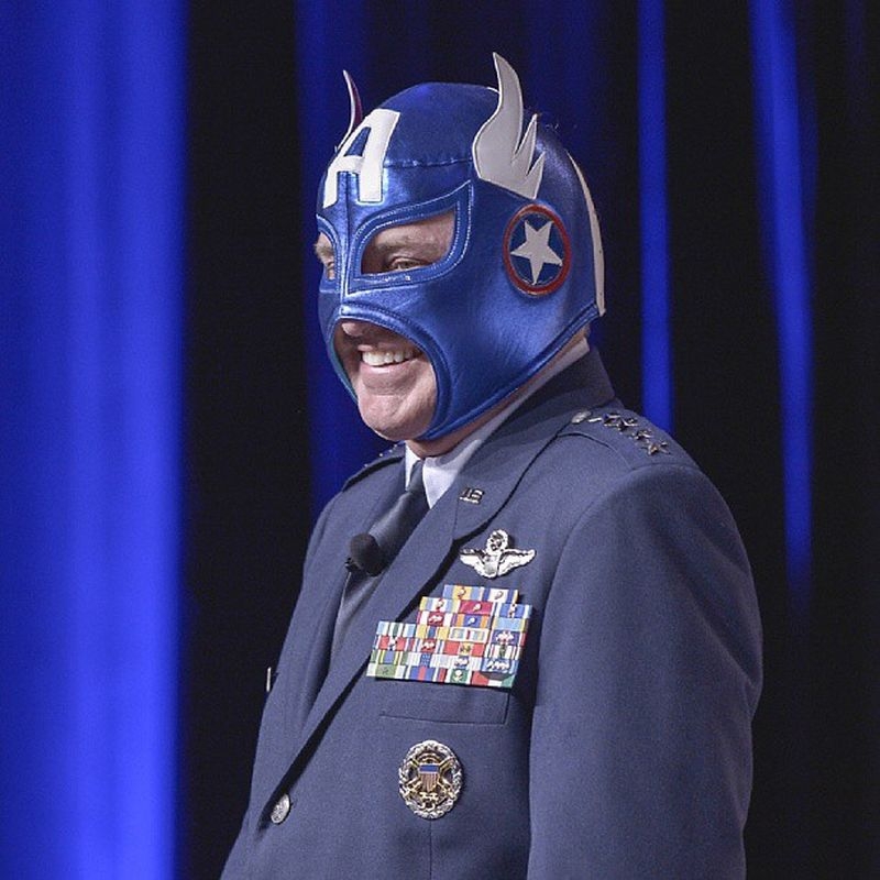 Начальник ВВС США  вышел к  публике в маске Капитана Америки 