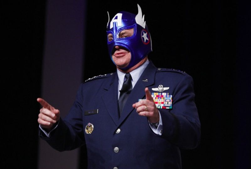 Начальник ВВС США  вышел к  публике в маске Капитана Америки 