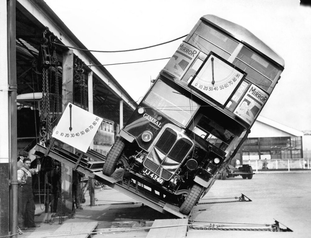 Лондон, двухэтажный автобус чуть не опрокинулся  (1933)