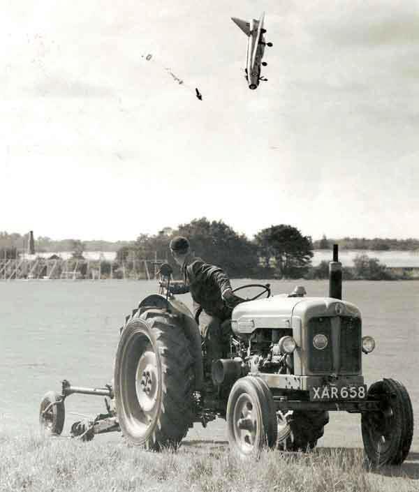 Пилот катапультируется из падающего F1, Великобритания, 13/9/1962