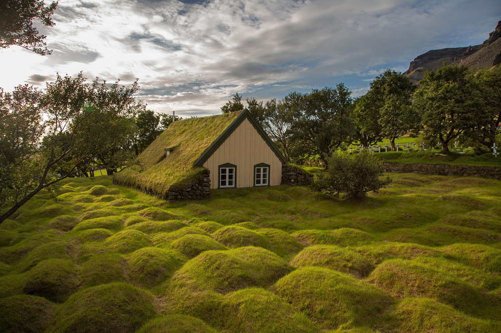 Одна из последних церквей из торфа в Исландии. Бугорки травы — это старые могилы.