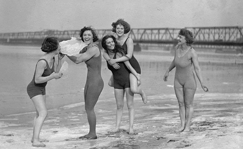 История женских купальников