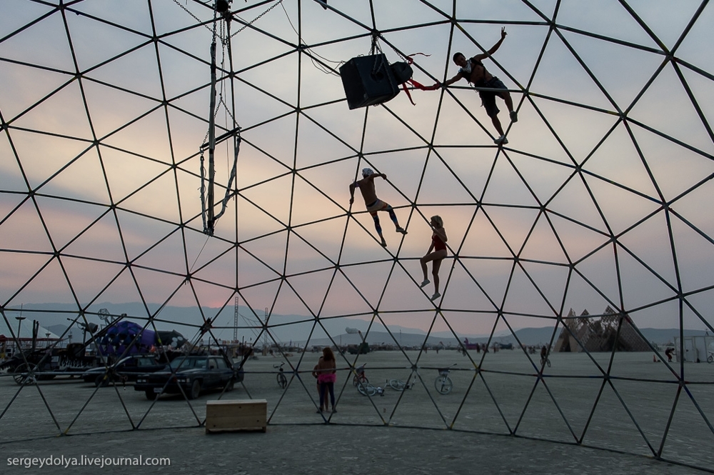 Самые интересные инсталляции фестиваля Burning Man 2013