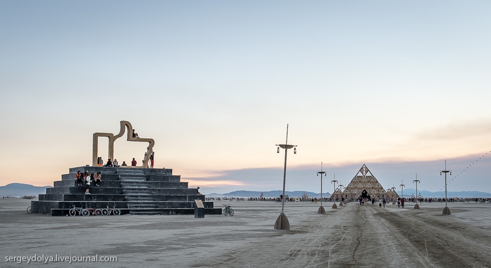 Самые интересные инсталляции фестиваля Burning Man 2013