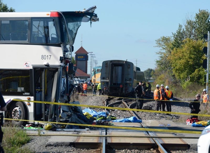 Набитый пассажирами автобус врезался в поезд