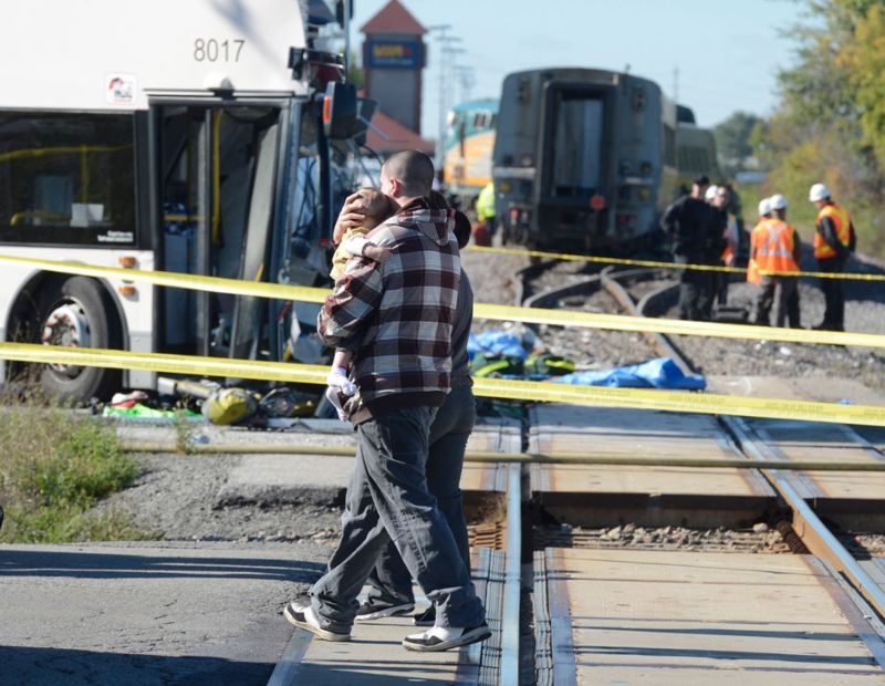 Набитый пассажирами автобус врезался в поезд