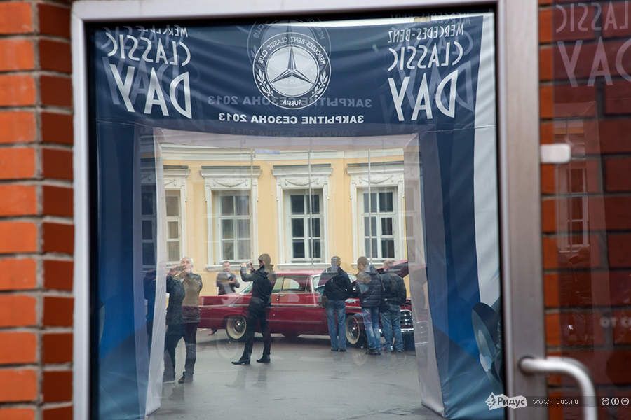 Ретроавтомобили устроили гонки по Москве