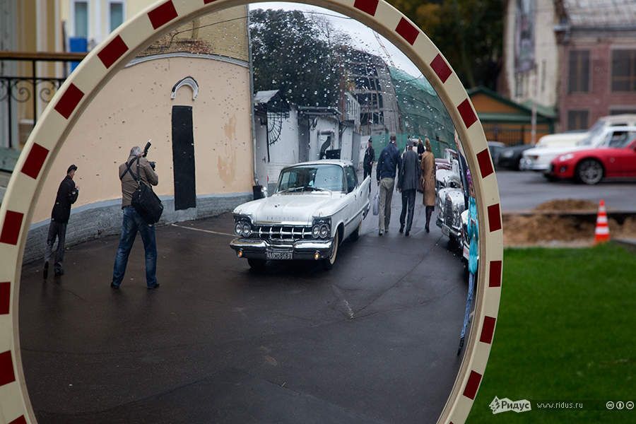 Ретроавтомобили устроили гонки по Москве