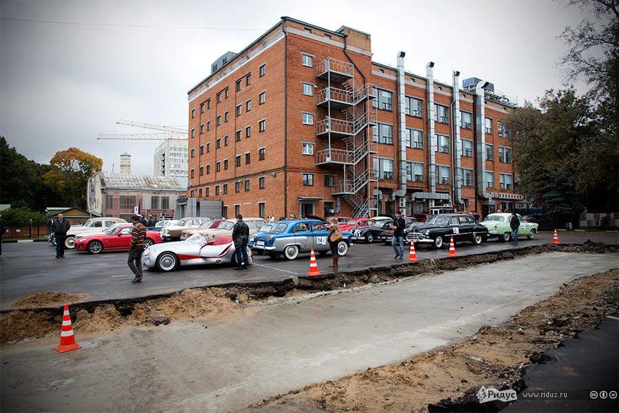 Ретроавтомобили устроили гонки по Москве