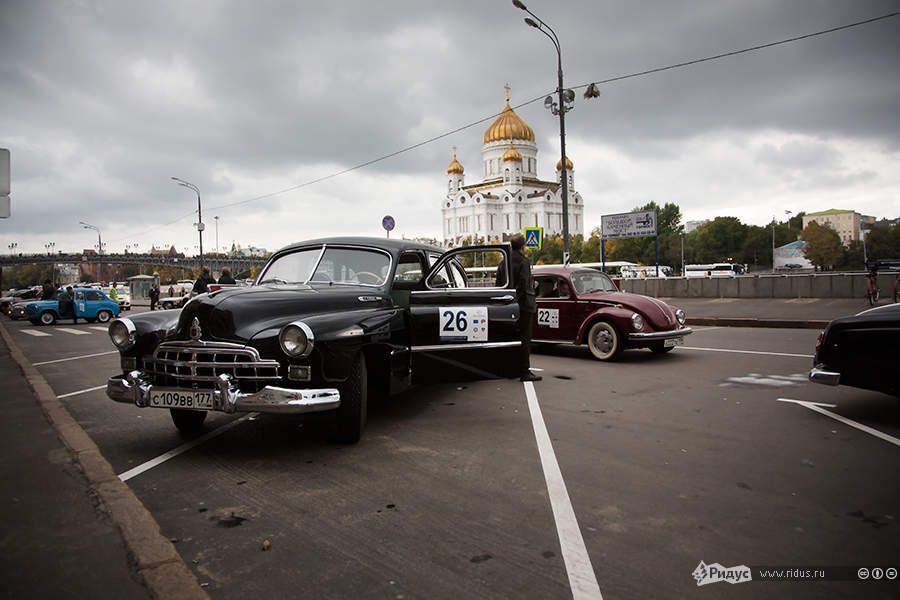 Ретроавтомобили устроили гонки по Москве