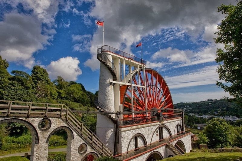 Громадная водяная мельница в деревне Laxey