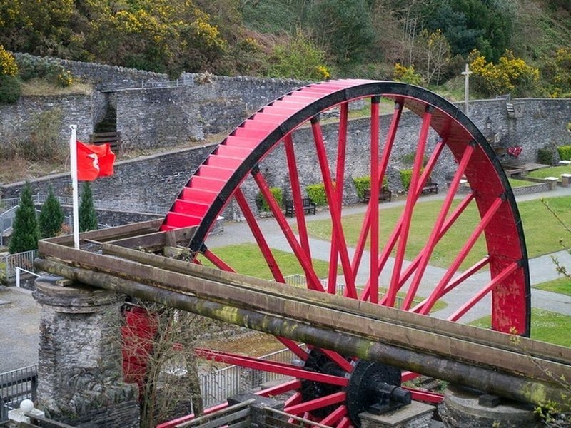 Громадная водяная мельница в деревне Laxey