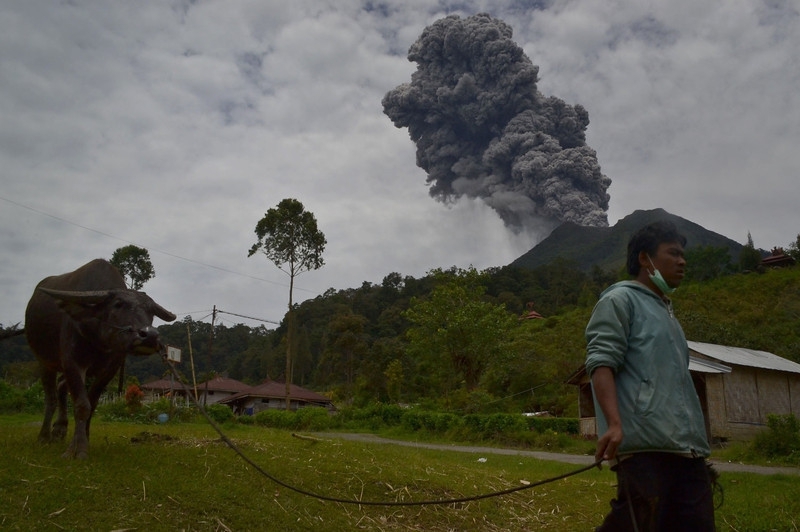 Извержение индонезийского вулкана Синабунг 