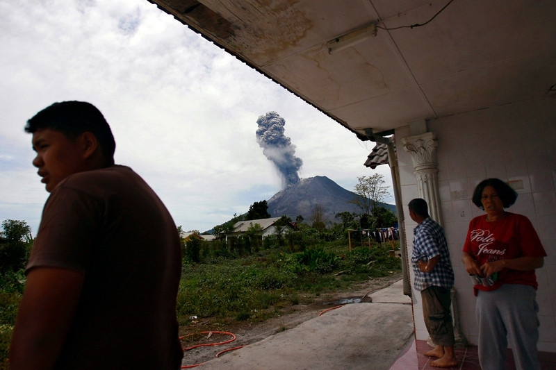 Извержение индонезийского вулкана Синабунг 
