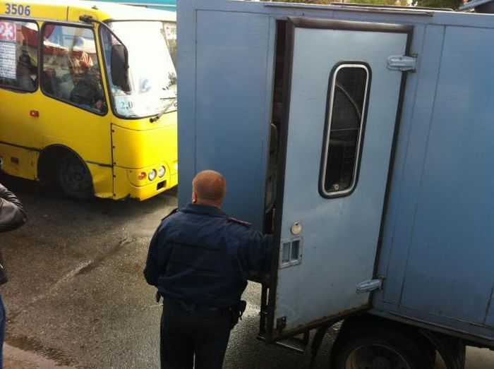 В Киеве чуть не сгорел автозак с заключенными