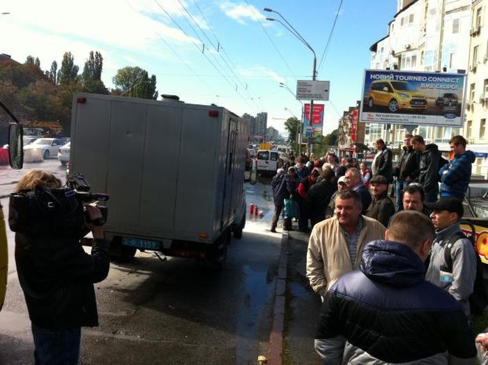 В Киеве чуть не сгорел автозак с заключенными