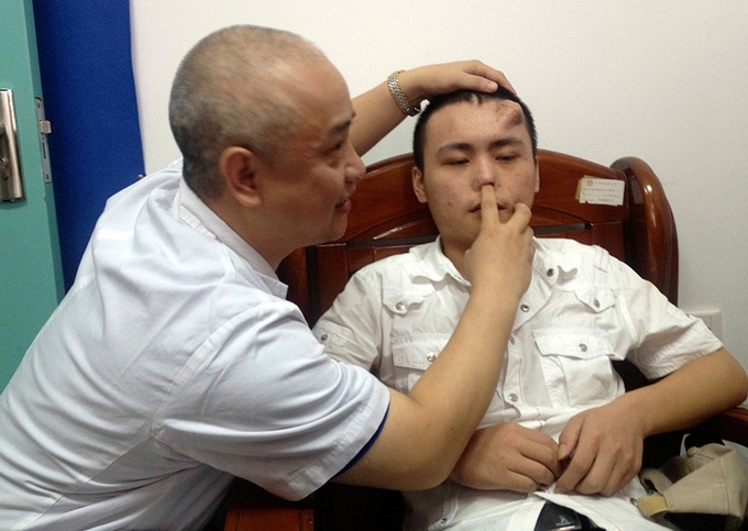 Китайское чудо: медики вырастили нос на лбу пациента