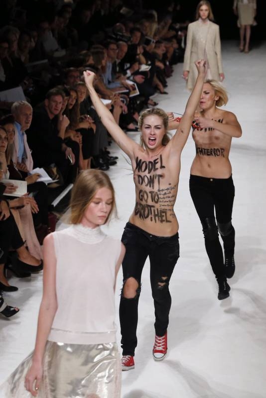 Полуголые активистки FEMEN сорвали модный показ Nina Ricci