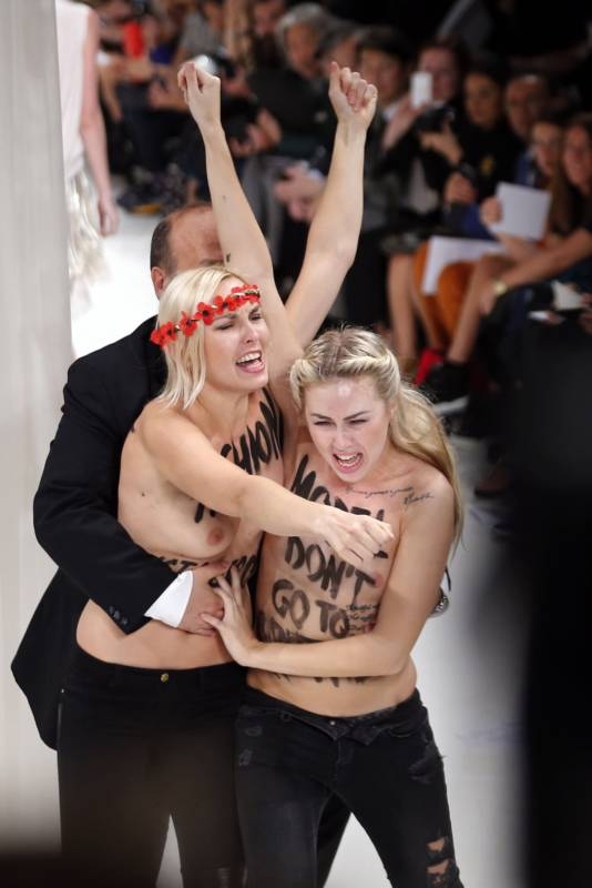 Полуголые активистки FEMEN сорвали модный показ Nina Ricci