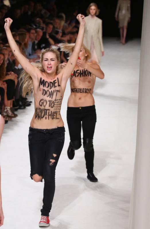 Полуголые активистки FEMEN сорвали модный показ Nina Ricci